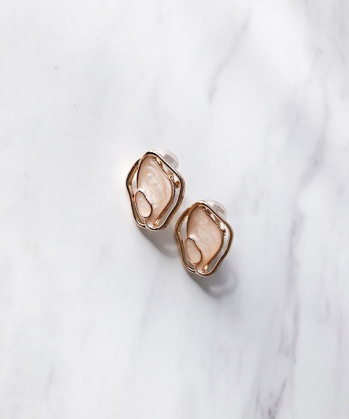 TIMELESS&THREE（タイムレスアンドスリー）の「変形ドロップシェイプイヤリング（イヤリング・レディース・ゴールド/アイボリー・FREE）」の2枚目の写真