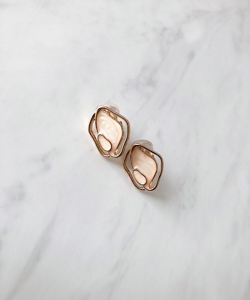 TIMELESS&THREE（タイムレスアンドスリー）の「変形ドロップシェイプイヤリング（イヤリング・レディース・ゴールド/アイボリー・FREE）」の5枚目の写真