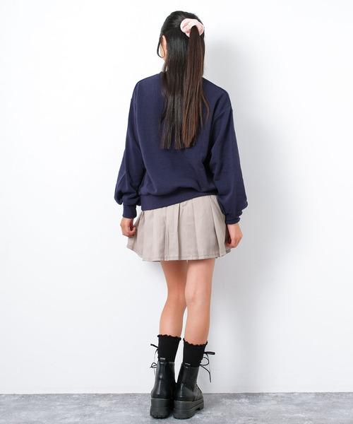 RiCO SUCRE（リコシュクレ）の「【裏起毛】エンブレムロゴプリントトレーナー（スウェット・キッズ・オフホワイト/ネイビー・160/140/150）」の5枚目の写真