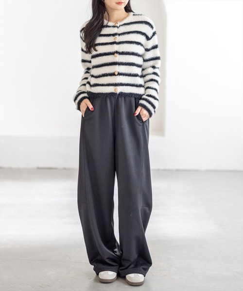 CLEAR BASIC（クリアベーシック）の「ボーダーフェザーニットカーディガン[オフィスカジュアル 着回し抜群 大人]（カーディガン/ボレロ・レディース・グレイッシュベージュ/ブラック・F）」の17枚目の写真