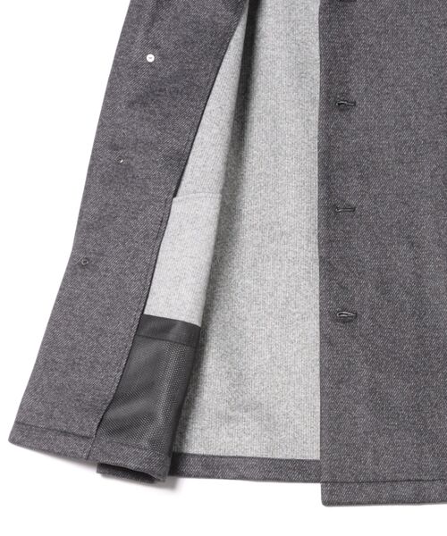 MEN'S MELROSE（メンズメルローズ）の「ダウンファブリックスタンドカラーブルゾン | 透湿 / 吸湿発熱 / ストレッチ（カバーオール・メンズ・ネイビー/チャコールグレー・2/3/4/5）」の4枚目の写真