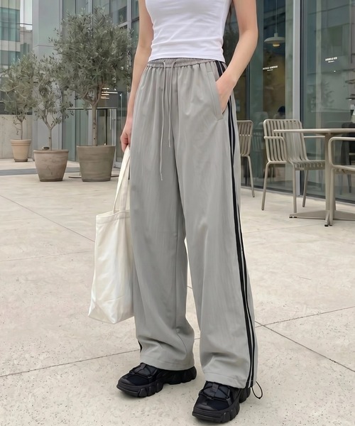 cammie(キャミー)の「ライン入り裾ボリュームパンツ(その他パンツ・レディース・ブラック/グレー・M/L)」の1枚目の写真