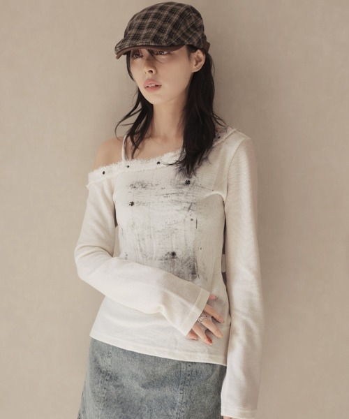 Ulysses(ユリシス)の「アシンメトリーオフショルダーフリンジリベットデザインカットソー(Tシャツ/カットソー・レディース・ホワイト/グレー/ブラック・F)」の1枚目の写真