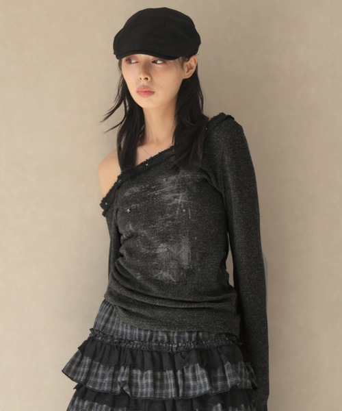 Ulysses(ユリシス)の「アシンメトリーオフショルダーフリンジリベットデザインカットソー(Tシャツ/カットソー・レディース・ホワイト/グレー/ブラック・F)」の2枚目の写真