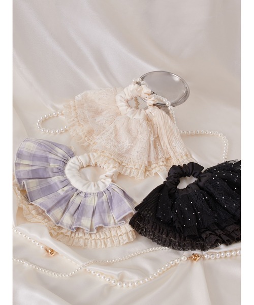 LILY BROWN（リリーブラウン）の「ハーフフリルシュシュ（シュシュ・レディース・チェック/アイボリー/ブラック・F）」の2枚目の写真