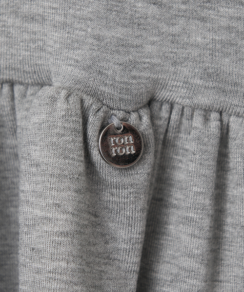RONRON(ロンロン)の「PENDANT RUFFLE LAYERED SLIM LONG SLEEVE GREY(Tシャツ/カットソー・レディース・その他・FREE)」の5枚目の写真
