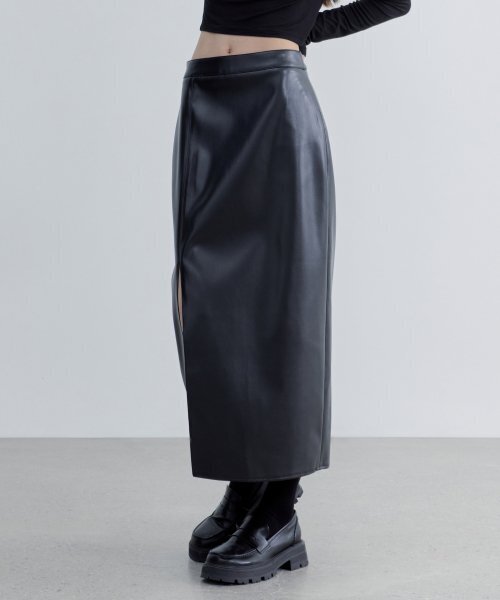 MUSINSA STANDARD WOMAN（ムシンサスタンダードウーマン）の「ウィメンズ シンセティックレザー スリット ロングスカート [ブラック]（スカート・レディース・その他・SMALL/MEDIUM/LARGE/X-SMALL）」の2枚目の写真