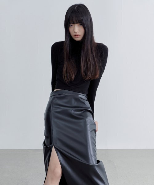 MUSINSA STANDARD WOMAN（ムシンサスタンダードウーマン）の「ウィメンズ シンセティックレザー スリット ロングスカート [ブラック]（スカート・レディース・その他・SMALL/MEDIUM/LARGE/X-SMALL）」の3枚目の写真