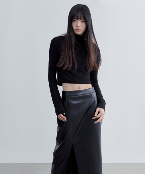 MUSINSA STANDARD WOMAN（ムシンサスタンダードウーマン）の「ウィメンズ シンセティックレザー スリット ロングスカート [ブラック]（スカート・レディース・その他・SMALL/MEDIUM/LARGE/X-SMALL）」の4枚目の写真