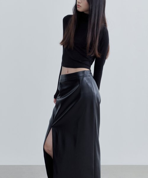 MUSINSA STANDARD WOMAN（ムシンサスタンダードウーマン）の「ウィメンズ シンセティックレザー スリット ロングスカート [ブラック]（スカート・レディース・その他・SMALL/MEDIUM/LARGE/X-SMALL）」の5枚目の写真
