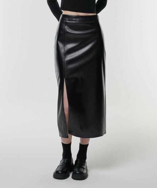 MUSINSA STANDARD WOMAN（ムシンサスタンダードウーマン）の「ウィメンズ シンセティックレザー スリット ロングスカート [ブラック]（スカート・レディース・その他・SMALL/MEDIUM/LARGE/X-SMALL）」の6枚目の写真