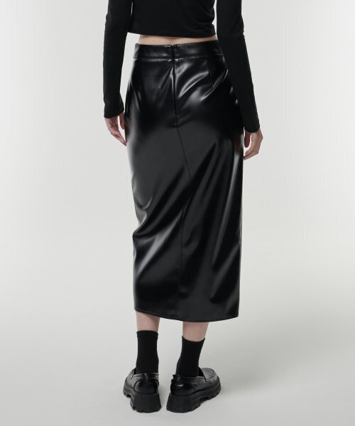 MUSINSA STANDARD WOMAN（ムシンサスタンダードウーマン）の「ウィメンズ シンセティックレザー スリット ロングスカート [ブラック]（スカート・レディース・その他・SMALL/MEDIUM/LARGE/X-SMALL）」の7枚目の写真