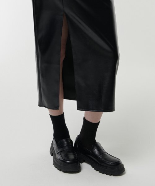 MUSINSA STANDARD WOMAN（ムシンサスタンダードウーマン）の「ウィメンズ シンセティックレザー スリット ロングスカート [ブラック]（スカート・レディース・その他・SMALL/MEDIUM/LARGE/X-SMALL）」の9枚目の写真