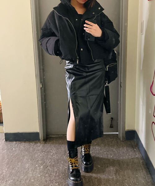 MUSINSA STANDARD WOMAN（ムシンサスタンダードウーマン）の「ウィメンズ シンセティックレザー スリット ロングスカート [ブラック]（スカート・レディース・その他・SMALL/MEDIUM/LARGE/X-SMALL）」の11枚目の写真