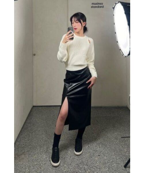 MUSINSA STANDARD WOMAN（ムシンサスタンダードウーマン）の「ウィメンズ シンセティックレザー スリット ロングスカート [ブラック]（スカート・レディース・その他・SMALL/MEDIUM/LARGE/X-SMALL）」の12枚目の写真