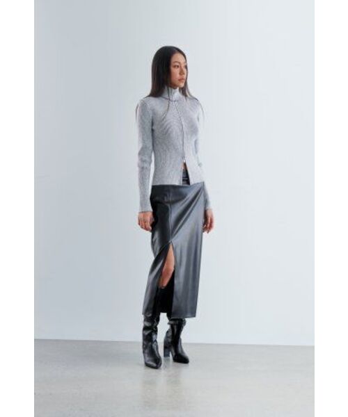 MUSINSA STANDARD WOMAN（ムシンサスタンダードウーマン）の「ウィメンズ シンセティックレザー スリット ロングスカート [ブラック]（スカート・レディース・その他・SMALL/MEDIUM/LARGE/X-SMALL）」の14枚目の写真