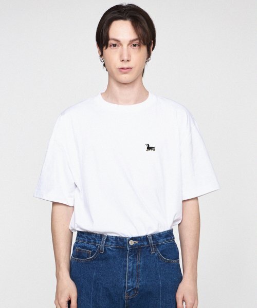 GRAVER（グレーバー）の「[ユニセックス]イエローブーツパピー刺繍半袖Tシャツ_ホワイト（Tシャツ/カットソー・レディース・ホワイト・SMALL/LARGE/MEDIUM/X-LARGE）」の2枚目の写真