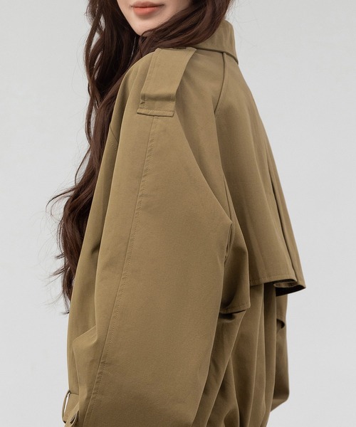 DAY CLOSET（デイ クローゼット）の「【韓国っぽセットアップ/バックゴム】長袖トレンチ風オーバーサイズジャケット+ミニプリーツスカート 上下2点セット レディース（セットアップ・レディース・キャメル/チャコールグレー・M/S）」の3枚目の写真