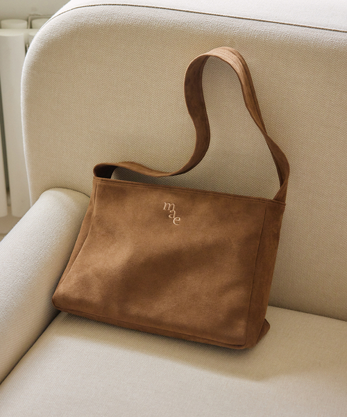 MUCU AND EBONY(ムクアンドエボニー)の「Comfy Bag _ Suede Milk Choco(ショルダーバッグ・レディース・ブラウン・FREE)」の1枚目の写真
