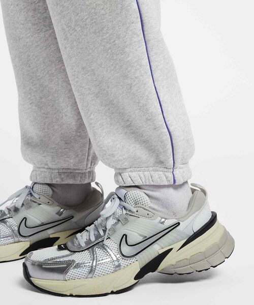 NIKE(ナイキ)の「ナイキ スポーツウェア フェニックス フリース ウィメンズ オーバーサイズド ハイウエスト グラフィック パンツ / Nike Sportswear Phoenix Fleece Women's Oversized High-Waisted Graphic Pants IF0255-043 Pure Platinum(スウェットパンツ・レディース・プラチナム・L/M/XS/S/XL)」の15枚目の写真
