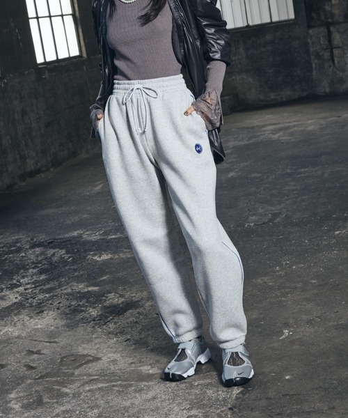 NIKE(ナイキ)の「ナイキ スポーツウェア フェニックス フリース ウィメンズ オーバーサイズド ハイウエスト グラフィック パンツ / Nike Sportswear Phoenix Fleece Women's Oversized High-Waisted Graphic Pants IF0255-043 Pure Platinum(スウェットパンツ・レディース・プラチナム・L/M/XS/S/XL)」の7枚目の写真