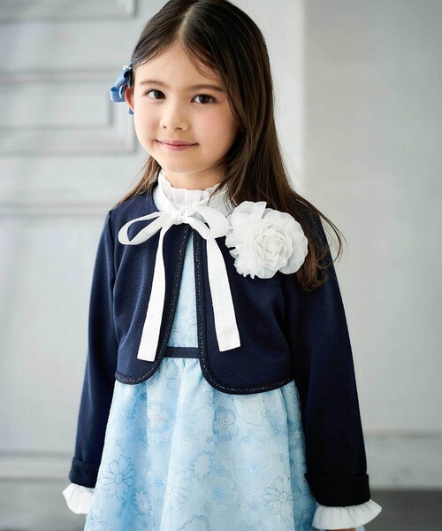 BeBe（ベベ）の「リップルポンチノーカラージャケット(110~130cm)（ノーカラージャケット・キッズ・ホワイト/ネイビー・130cm/120cm/110cm）」の2枚目の写真