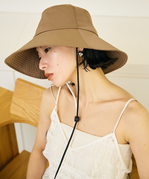 AIC.（エーアイシー）の「UVカットワイドブリムハット/UPF50+/接触冷感裏地/撥水加工コーティング/紐取り外し可能/サイズ調整可能（ハット・レディース・ブラック/モカ・FREE）」の2枚目の写真