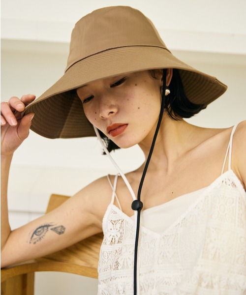 AIC.（エーアイシー）の「UVカットワイドブリムハット/UPF50+/接触冷感裏地/撥水加工コーティング/紐取り外し可能/サイズ調整可能（ハット・レディース・ブラック/モカ・FREE）」の7枚目の写真
