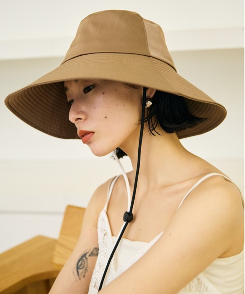 AIC.（エーアイシー）の「UVカットワイドブリムハット/UPF50+/接触冷感裏地/撥水加工コーティング/紐取り外し可能/サイズ調整可能（ハット・レディース・ブラック/モカ・FREE）」の3枚目の写真