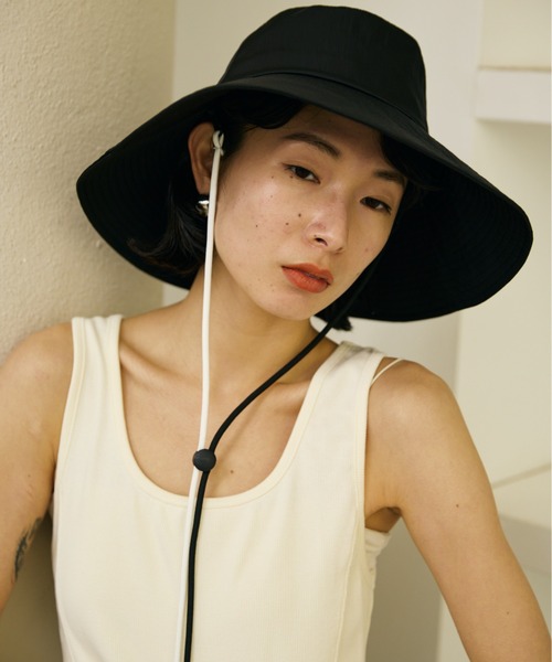 AIC.（エーアイシー）の「UVカットワイドブリムハット/UPF50+/接触冷感裏地/撥水加工コーティング/紐取り外し可能/サイズ調整可能（ハット・レディース・ブラック/モカ・FREE）」の22枚目の写真