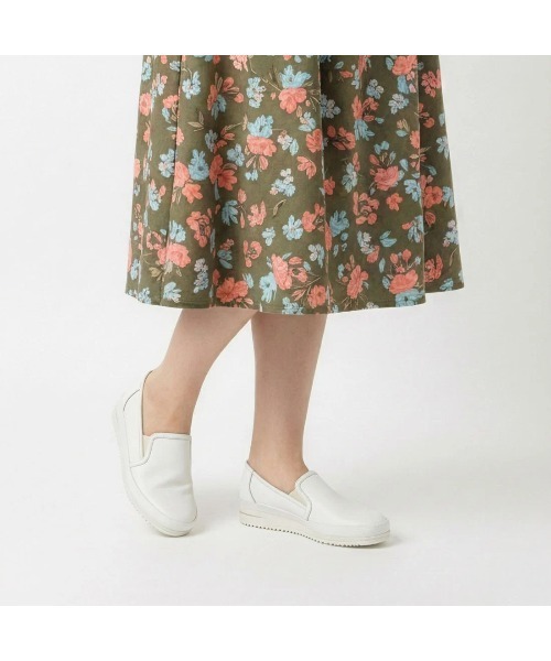 ing(イング)の「【WEB限定】【サスティナブル】厚底スリッポンスニーカー(スリッポン・レディース・ゴールド/ホワイト/ブラック・24cm/23.5cm/23cm/22.5cm/24.5cm)」の9枚目の写真