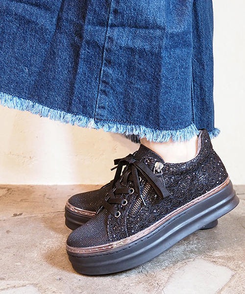 cava cava（サヴァサヴァ）の「◆cava cava（サヴァサヴァ）◆　厚底スニーカー  1550009（スニーカー・レディース・ブラック/ホワイト/ピンク/ガンメタ/ブロンズ/ゴールド/ベージュ・S/L/M/LL）」の3枚目の写真