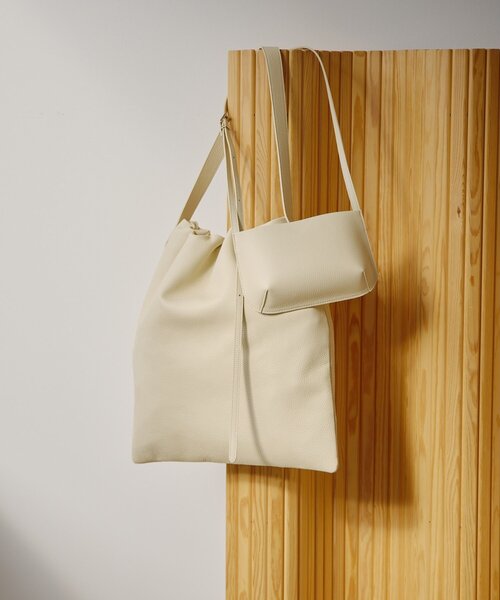 Whim Gazette（ウィムガゼット）の「【Hoaw.】ギャザーショルダーバッグ（ショルダーバッグ・レディース・ブラック/アイボリー・FREE）」の3枚目の写真