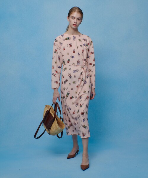 LOULOU WILLOUGHBY(ルルウィルビー)の「【LOULOU WILLOUGHBY】レタープリントワンピース(ワンピース・レディース・ピンク/ネイビー・1/2)」の4枚目の写真