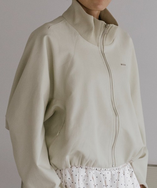 VION(ヴィオン)の「ハイネックバルーンブルゾン / High Neck Balloon Blouson(ブルゾン・レディース・ブラック/ベージュ・FREE)」の2枚目の写真