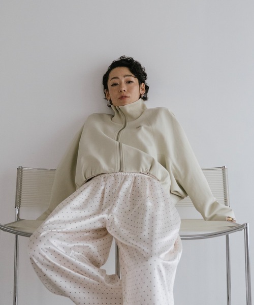 VION(ヴィオン)の「ハイネックバルーンブルゾン / High Neck Balloon Blouson(ブルゾン・レディース・ブラック/ベージュ・FREE)」の4枚目の写真
