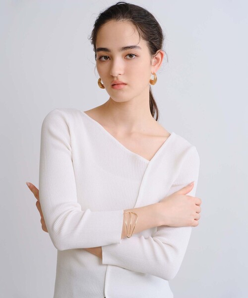 BIANCA(ビアンカ)の「【オールシーズン活躍】アシンメトリー変形Vネックプルオーバー(ニット/セーター・レディース・オフホワイト/ブラック/イエロー・38)」の2枚目の写真