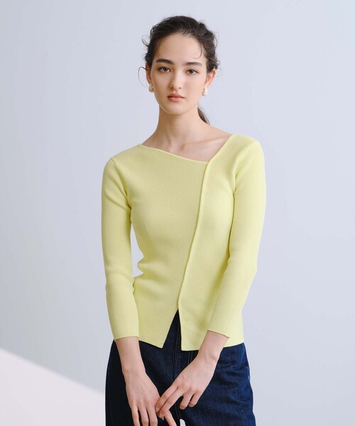 BIANCA(ビアンカ)の「【オールシーズン活躍】アシンメトリー変形Vネックプルオーバー(ニット/セーター・レディース・オフホワイト/ブラック/イエロー・38)」の3枚目の写真