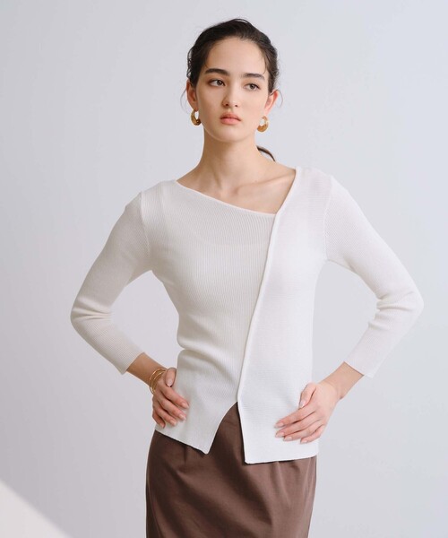 BIANCA(ビアンカ)の「【オールシーズン活躍】アシンメトリー変形Vネックプルオーバー(ニット/セーター・レディース・オフホワイト/ブラック/イエロー・38)」の4枚目の写真