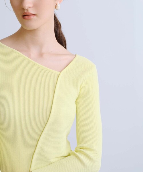 BIANCA(ビアンカ)の「【オールシーズン活躍】アシンメトリー変形Vネックプルオーバー(ニット/セーター・レディース・オフホワイト/ブラック/イエロー・38)」の8枚目の写真
