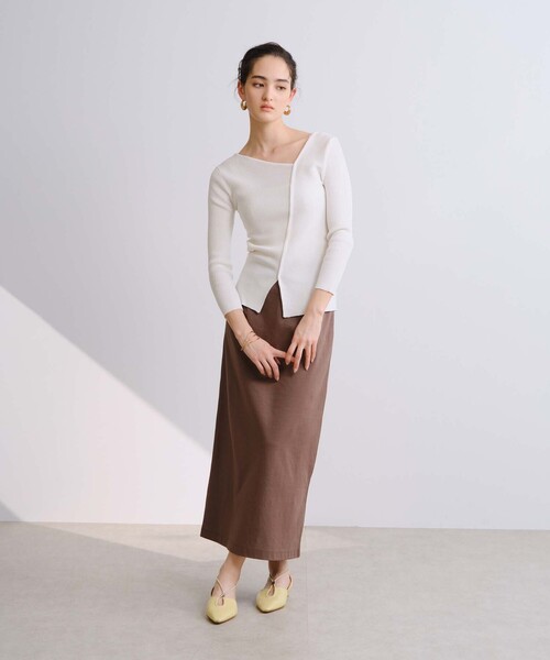 BIANCA(ビアンカ)の「【オールシーズン活躍】アシンメトリー変形Vネックプルオーバー(ニット/セーター・レディース・オフホワイト/ブラック/イエロー・38)」の11枚目の写真