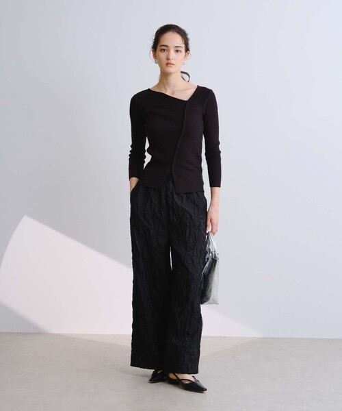 BIANCA(ビアンカ)の「【オールシーズン活躍】アシンメトリー変形Vネックプルオーバー(ニット/セーター・レディース・オフホワイト/ブラック/イエロー・38)」の13枚目の写真
