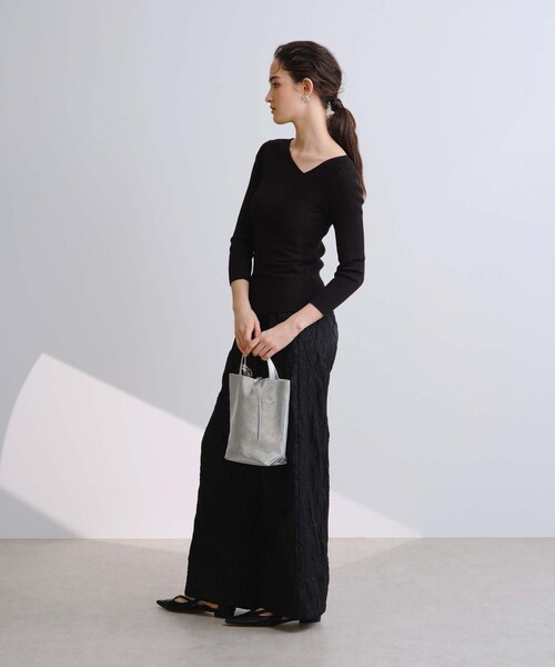 BIANCA(ビアンカ)の「【オールシーズン活躍】アシンメトリー変形Vネックプルオーバー(ニット/セーター・レディース・オフホワイト/ブラック/イエロー・38)」の14枚目の写真