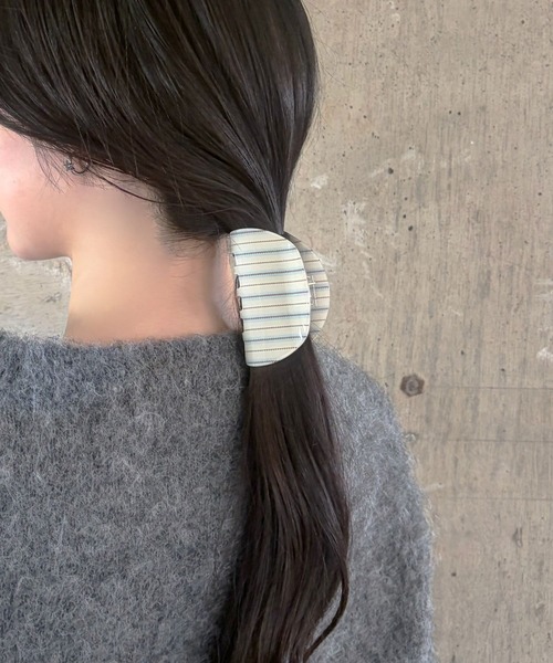 LOWRYS FARM(ローリーズファーム)の「ストライプバンス 645115(バレッタ/ヘアクリップ・レディース・アイボリー/ブルー・FREE)」の1枚目の写真