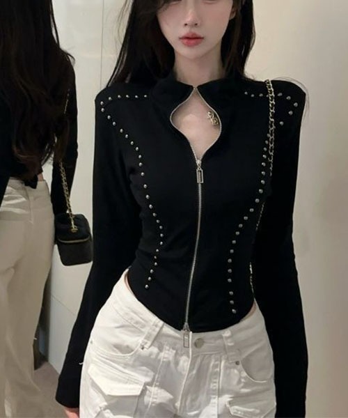 gossip!ロサンゼルス(ゴシップロサンゼルス)の「スタッズ装飾 フロントジップ スタンドカラー クロップドジャケット レディース パワーショルダー タイトフィット ロングスリーブ Y2K(Tシャツ/カットソー・レディース・ホワイト/ブラック・S/M)」の6枚目の写真
