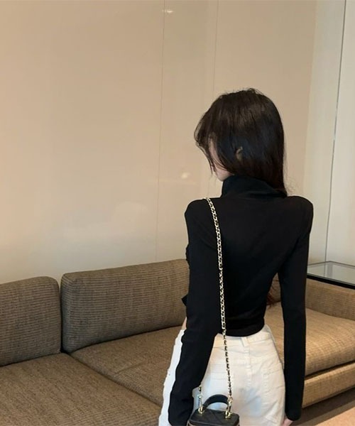gossip!ロサンゼルス(ゴシップロサンゼルス)の「スタッズ装飾 フロントジップ スタンドカラー クロップドジャケット レディース パワーショルダー タイトフィット ロングスリーブ Y2K(Tシャツ/カットソー・レディース・ホワイト/ブラック・S/M)」の4枚目の写真