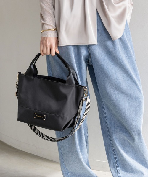 Elura（エルーラ）の「撥水2WAYトートS/646440（ショルダーバッグ・レディース・カーキ/ブラック/クリーム/グレー・FREE）」の2枚目の写真