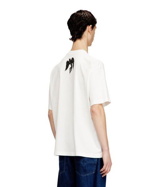 DIESEL(ディーゼル)の「メンズ Tシャツ T-BOGGY-V6(Tシャツ/カットソー・メンズ・オフホワイト/ブラック・LARGE/XXX-LARGE/MEDIUM/SMALL/X-SMALL/X-LARGE/XX-LARGE)」の4枚目の写真
