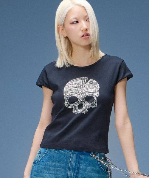 X-girl(エックスガール)の「RHINESTONE SKULL S/S BABY TEE(Tシャツ/カットソー・レディース・ブラック/ホワイト・S/M)」の3枚目の写真