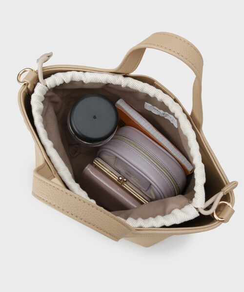 OPAQUE.CLIP（オペークドットクリップ）の「2WAY巾着付シュリンクミドルトート（ショルダーバッグ・レディース・オフホワイト/ブラック/ベージュ・00）」の5枚目の写真